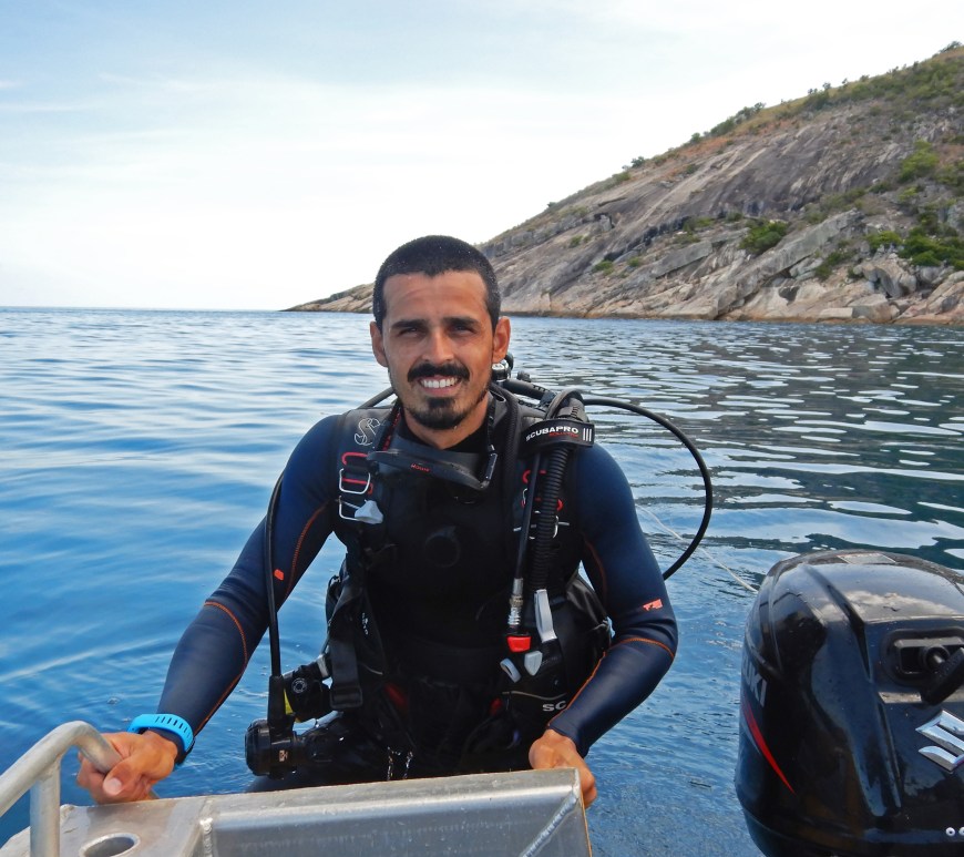 The studied reef has lost most of its coral cover due to two cyclones and two coral bleaching events. Despite some hard and soft coral colonies, most of the reef surface is covered in algal turfs, the favourite food of herbivorous reef fishes. Photo by Renato Morais.