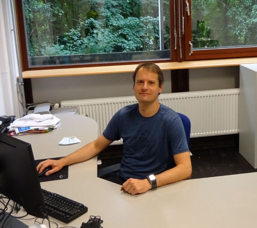 Sam van Wassenbergh at the computer at University of Antwerp, Department of Biology.