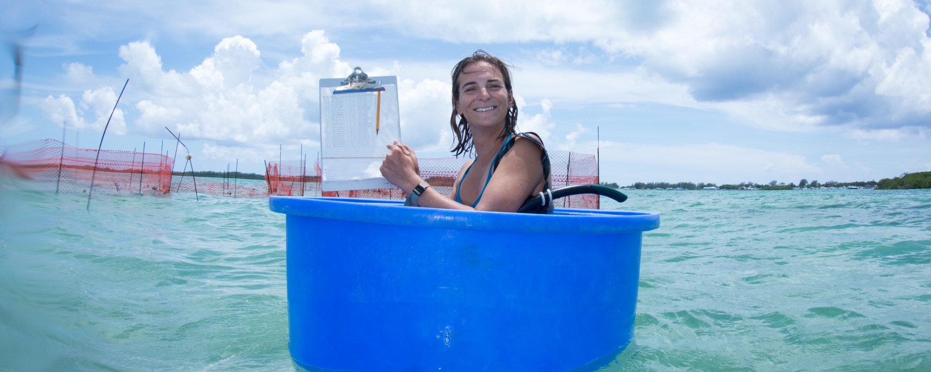 Félicie Dhellemmes floating in a shark bucket holding the last datasheet for the year