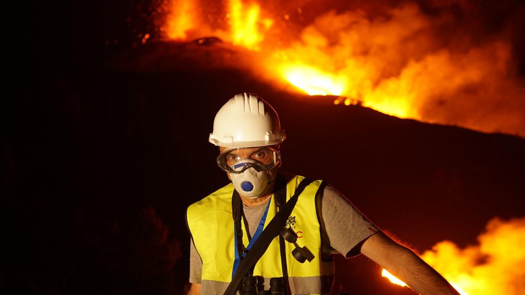 Manuel Nogales at the volcano of Hoya de Tajogaite.
