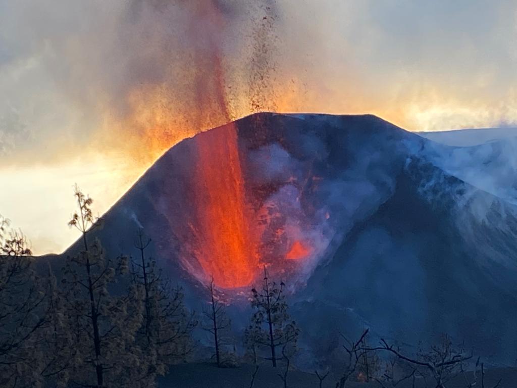 Eruption of the volcano at Hoya de Tajogaite.