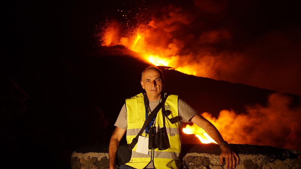 Manuel Nogales at the volcano of Hoya de Tajogaite.