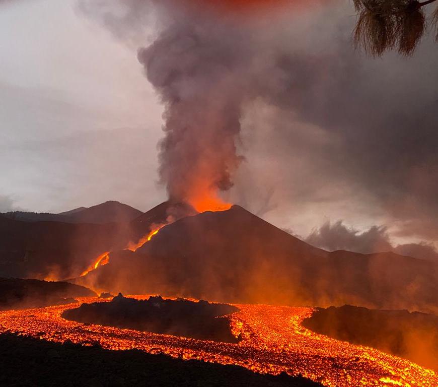 A river of lava flaw at the volcano of Hoya de Tajogaite.