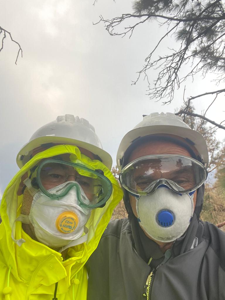 The two biologists (Manuel Nogales and Félix M. Medina) wearing their protection equipments.