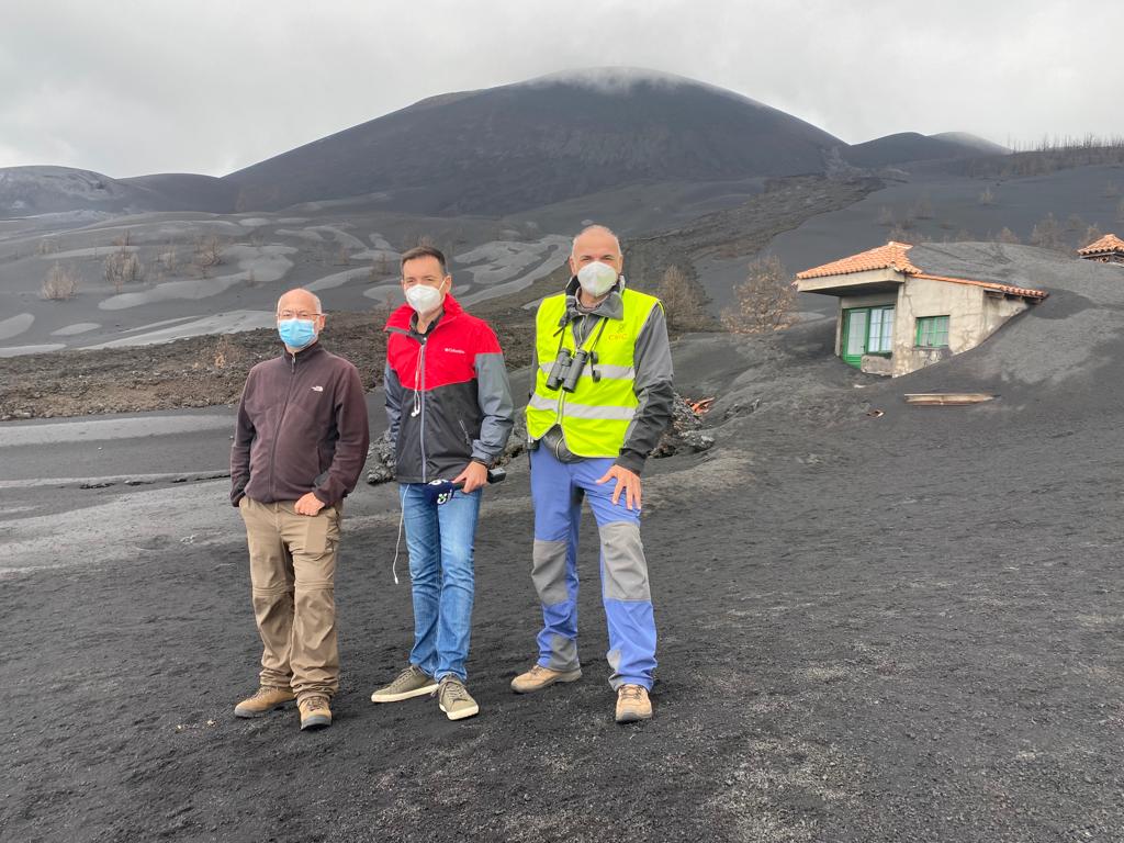 Manuel Nogales and Félix Medina at the volcano attending a journalist of the Canadian Television, Roberto González.