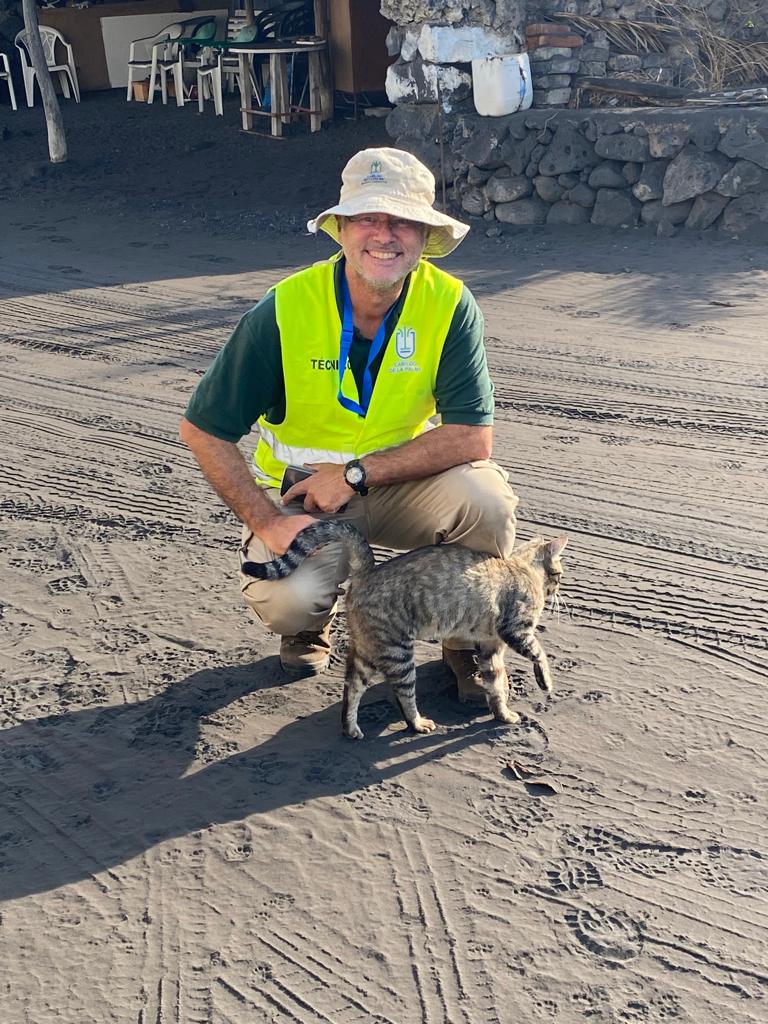 Félix Medina with an abandoned cat.