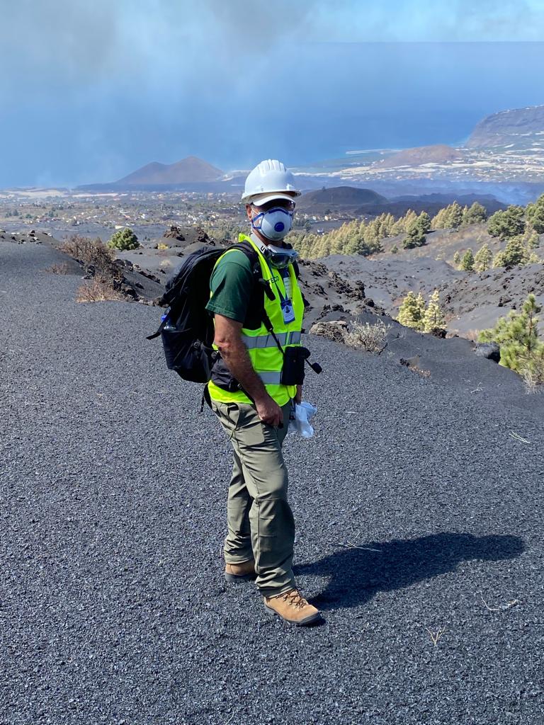 Félix Medina near the volcano at Hoya de Tajogaite.